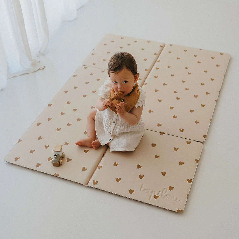 Les Petits Marmots | Tapis de jeu - Léopard et coeurs La collab Atelier Wagram