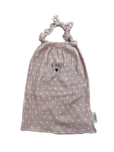 Les Petits Marmots | Serviette de cantine beige avec petits coeurs - A table !  
