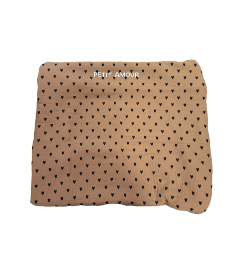 Les Petits Marmots | Couverture Pilou à motif coeurs beige - Petit amour